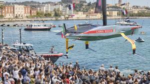 El equipo italiano de la Copa América de vela, Luna Rossa Prada Pirelli, a punto de poner en el agua por primera vez el AC75 con el que competirá en Barcelona.