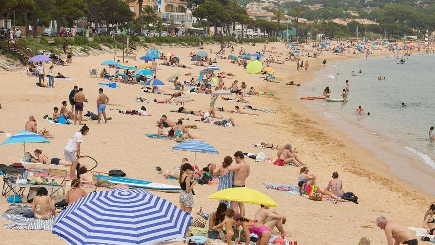Desallotgen part d&#039;una platja de la Costa Brava per un vessament d&#039;aigües residuals