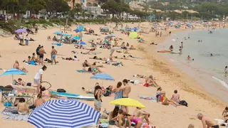 Desallotgen part d'una platja de la Costa Brava per un vessament d'aigües residuals