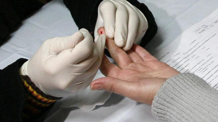 Una mujer se realiza la prueba de VIH. | EFE