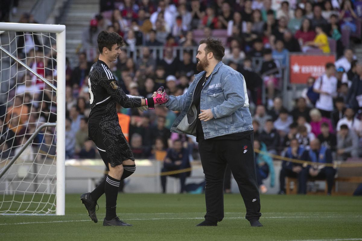 -FOTODELDÍA-  BARCELONA, 26/03/2023.- El streamer Ibai Llanos (d) momentos antes de las finales de la Kings League, una competición de Fútbol 7 que se transmite en su totalidad por ’streaming’ que se celebra este domingo en el Spotify Camp Nou con 90.000 espectadores. EFE/ Marta Pérez