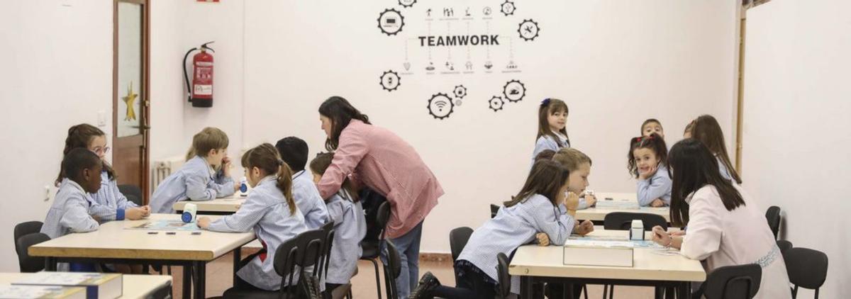 Alumnos de 1º de Primaria durante un taller de Robótica. | Pablo Solares