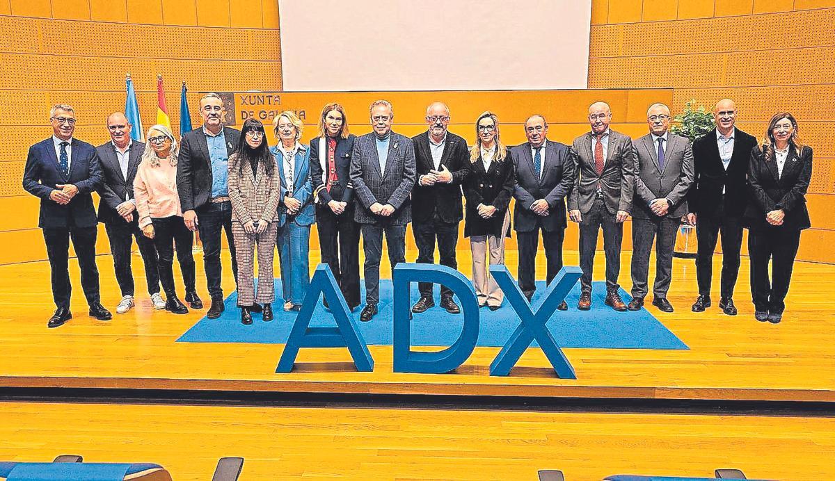 El conselleiro de Sanidade y los gerentes de las áreas sanitarias, tras la firma de los acuerdos de gestión.