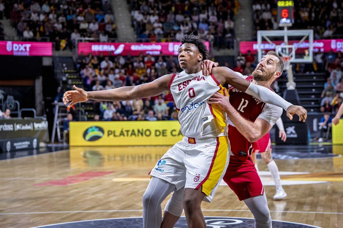Great Osobor durante un partido con España
