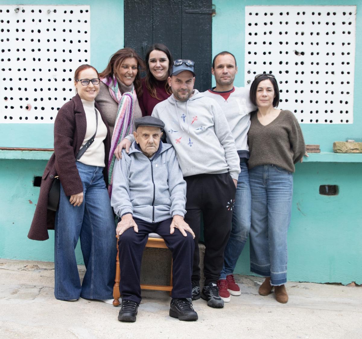 José Otero Estévez junto a sus nietas y nietos, en Beluso.