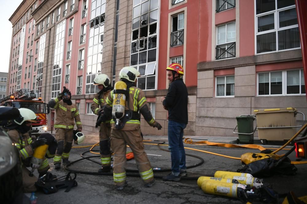 Otro hombre herido se arrojó por la ventana de un segundo piso para evitar se atacado.