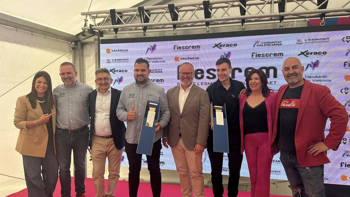 Los ganadores del concurso de 'cremaet' de este año, con el alcalde, Avelino Mascarell, y miembros de la organización