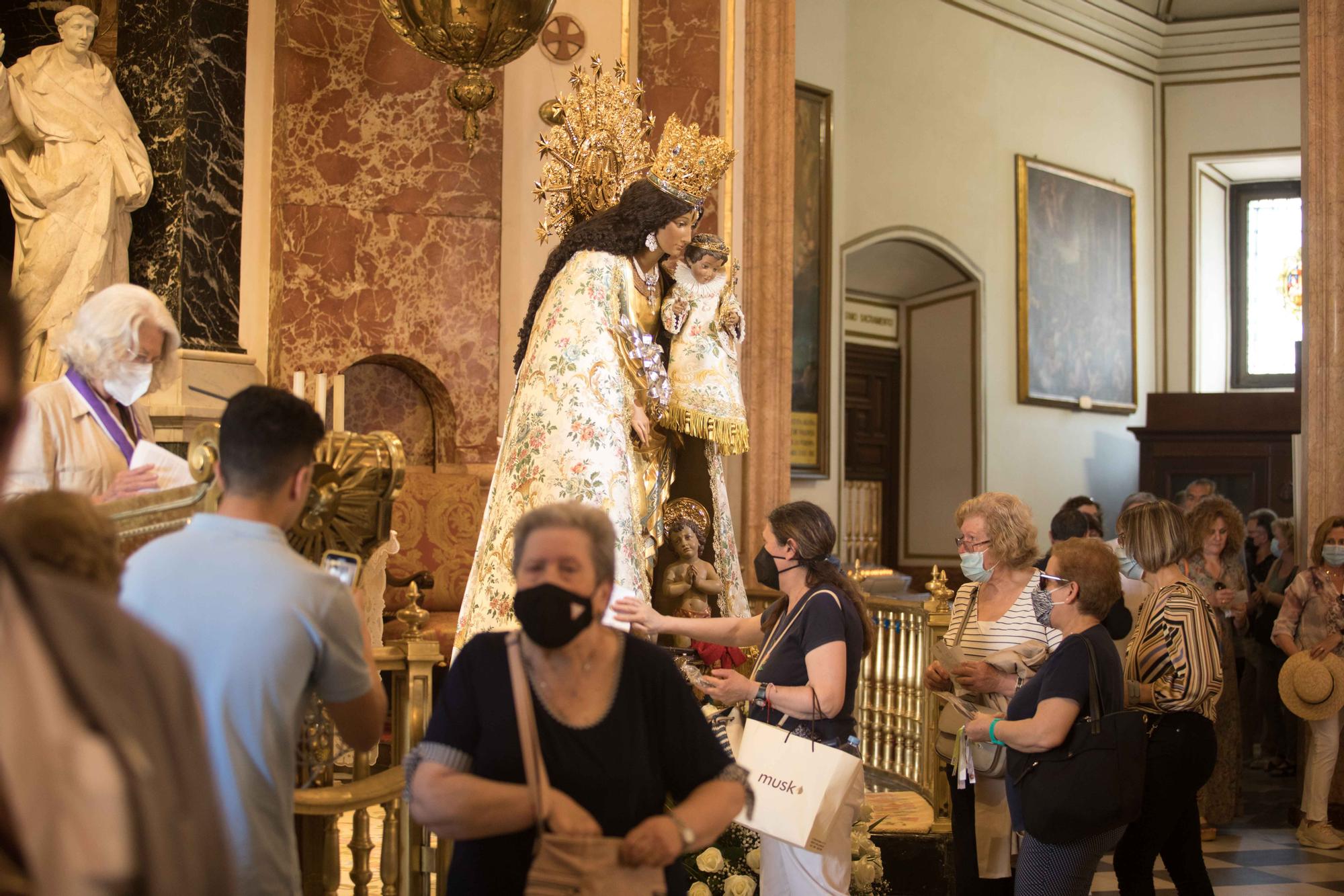 Colas desde primera hora en el Besamanos a la Virgen