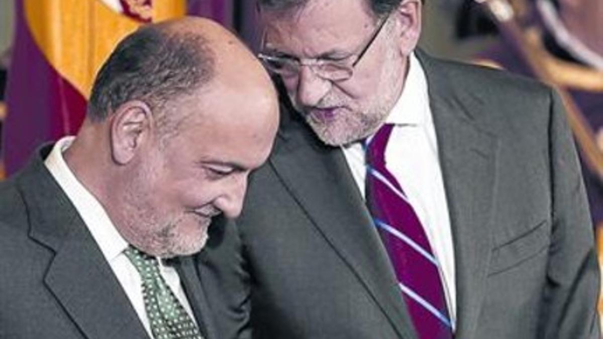 Rajoy hace un comentario a Francisco Pérez de los Cobos, presidente del TC.