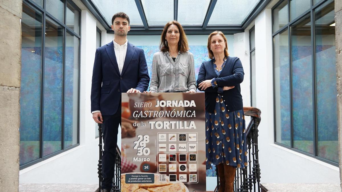 Por la izquierda, Pedro Fernández, Patricia Antuña y Amelia Areces, durante la presentación de las jornadas en el Ayuntamiento de Siero.