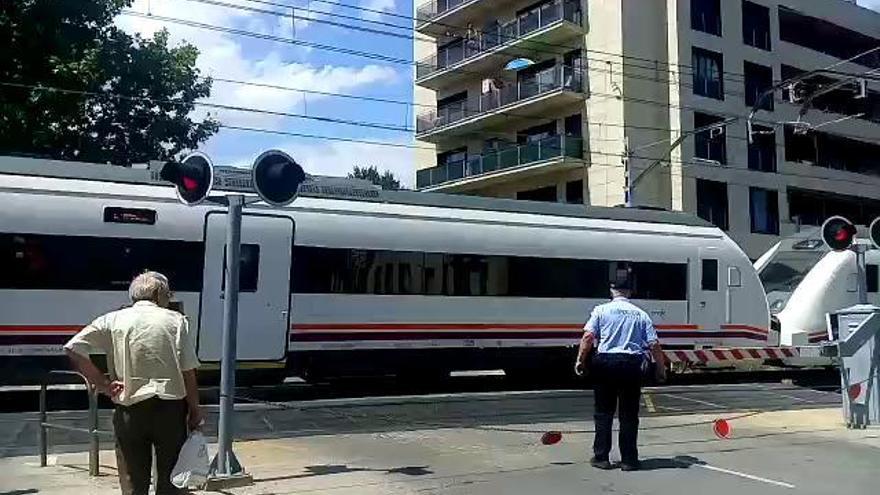 Una avaria elèctrica afecta la barrera del pas a nivell del tren a Figueres