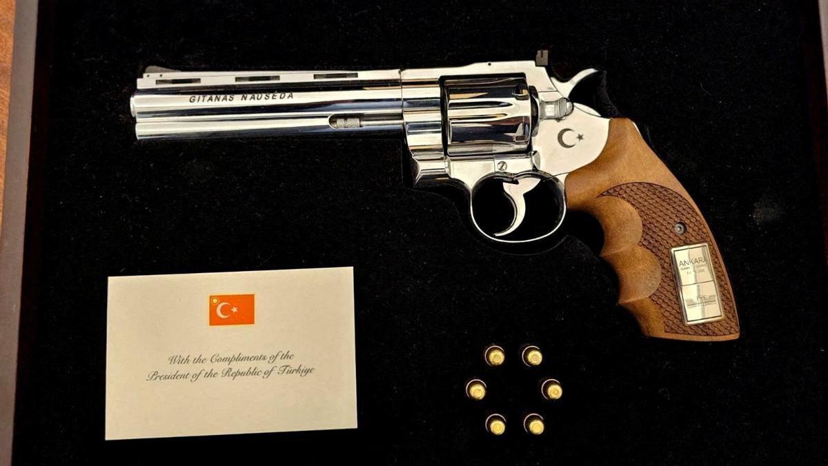 Sánchez rep un revòlver carregat com a regal del president turc Erdogan als líders de l’OTAN