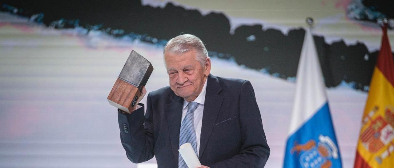 El periodista Pepe Alemán, Premio Canarias en Comunicación, ayer, recogiendo el premio en el Auditorio de Tenerife.