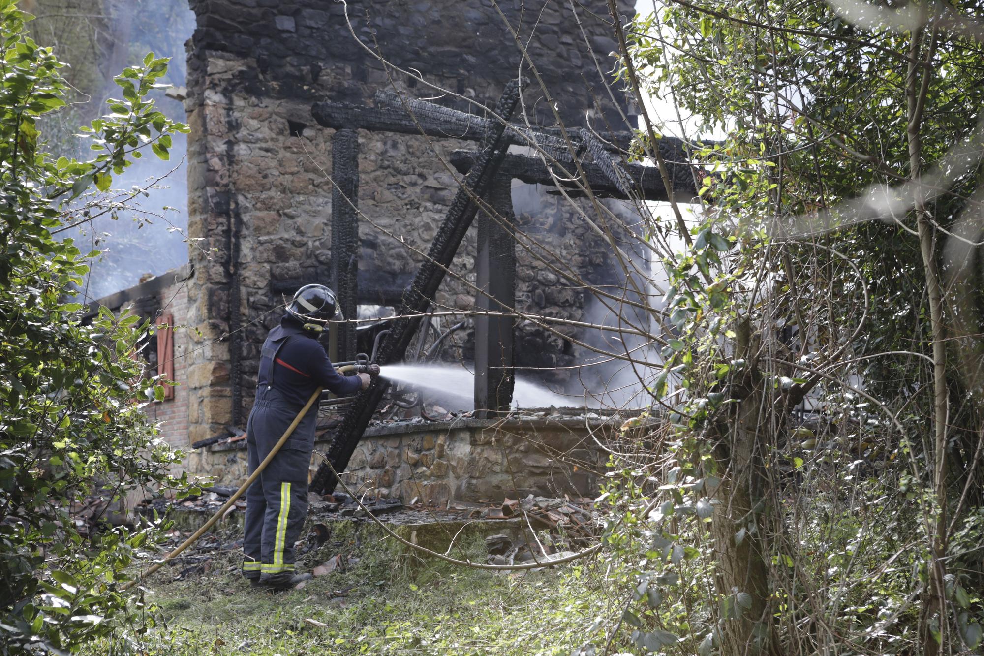 EN IMÁGENES: Las impresionantes fotografías del incendio de la casa de Piloña donde murió una mujer