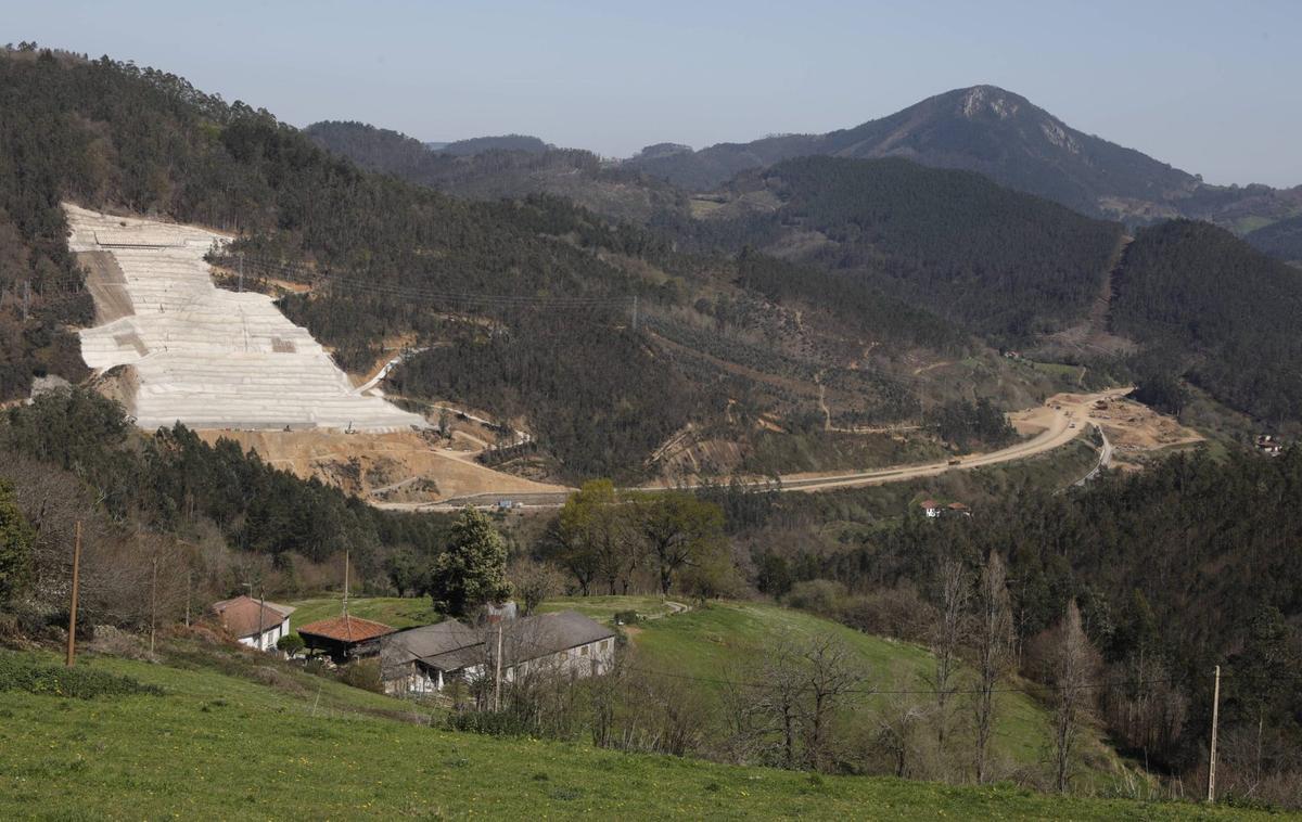Una imagen del argayo de Casazorrina (Salas),  originado en abril de 2021.