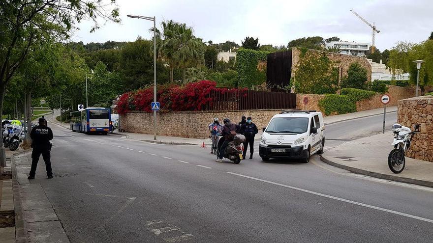 Beamte der Polizei kontrollieren in Calvià Fahrzeuge.