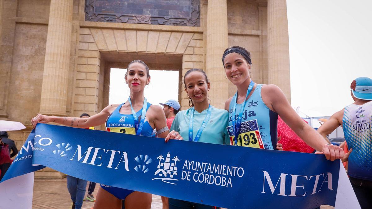Carolina Huertas, Fátima Ouhaddou y María del Mar Marqués, a la conclusión de la carrera.