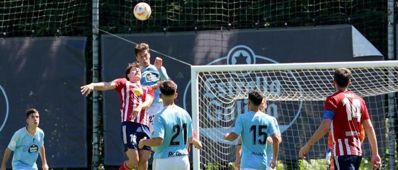 Lope pugna por un balón aéreo con un jugador del Celta C. |  // JOSÉ LORES