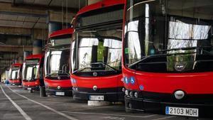 Diversos autobusos aparcats en la cotxera