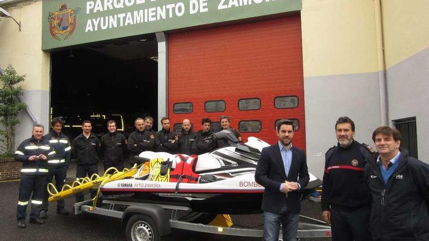 Fagúndez, con representantes del cuerpo de Bomberos, junto a la nueva moto.