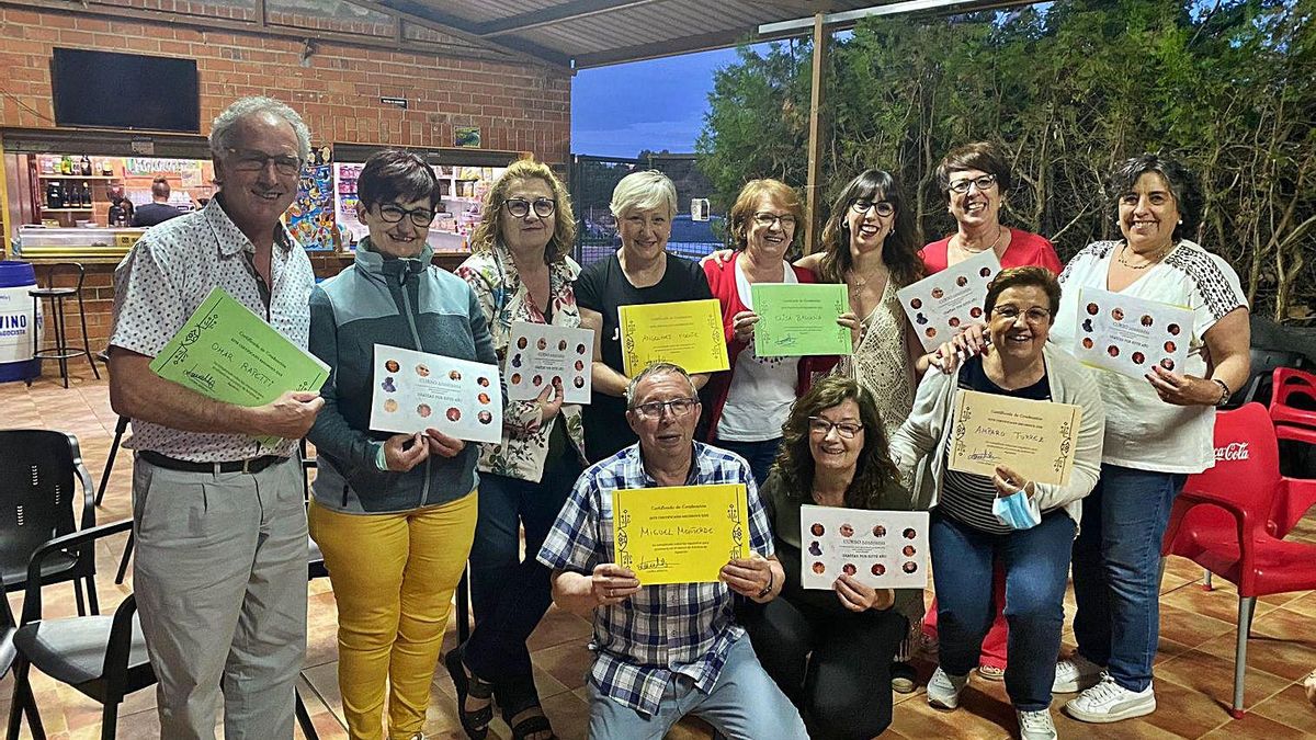 Alumnos y alumnas con sus diplomas de una de las actividades ofertadas en la escuela el curso pasado. | SERVICIO ESPECIAL Alumnos y alumnas con sus diplomas de una de las actividades ofertadas en la escuela el curso pasado. | SERVICIO ESPECIAL