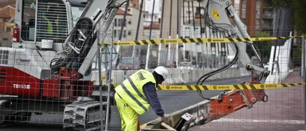 Fomento acomete obras de emergencia para reparar los tirantes del puente Fernando Reig