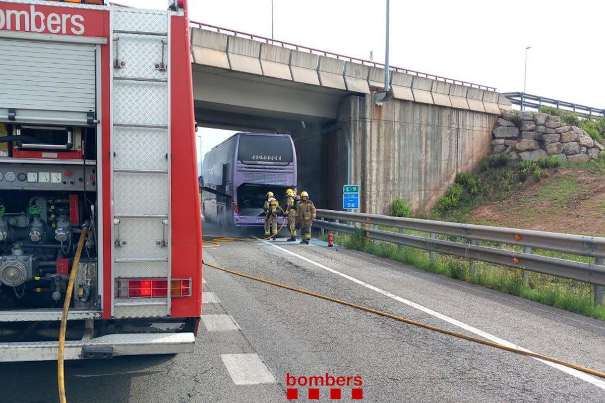 Un incendi al motor d’un bus escolar a Sant Fruitós de Bages obliga a evacuar 74 nens i 8 adults