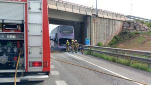 El autobús incendiado en Sant Fruitós de Bages.