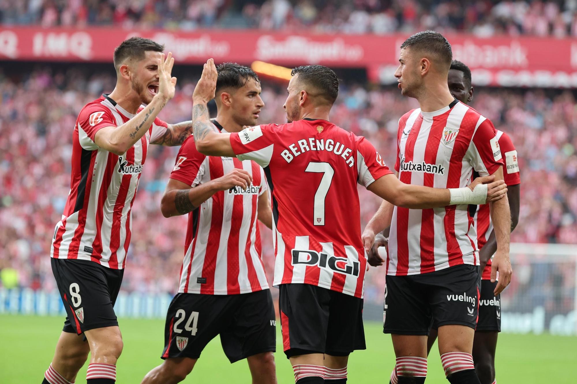 BILBAO, 22/09/2024.- El delantero del Athletic Club Gorka Guruzeta (d, delante) es felicitado por sus compañeros después de meter uno de sus goles durante su partido de la jornada 6 de LaLiga contra el Celta de Vigo en el estadio de San Mamés en Bilbao este domingo. EFE/ Luis Tejido