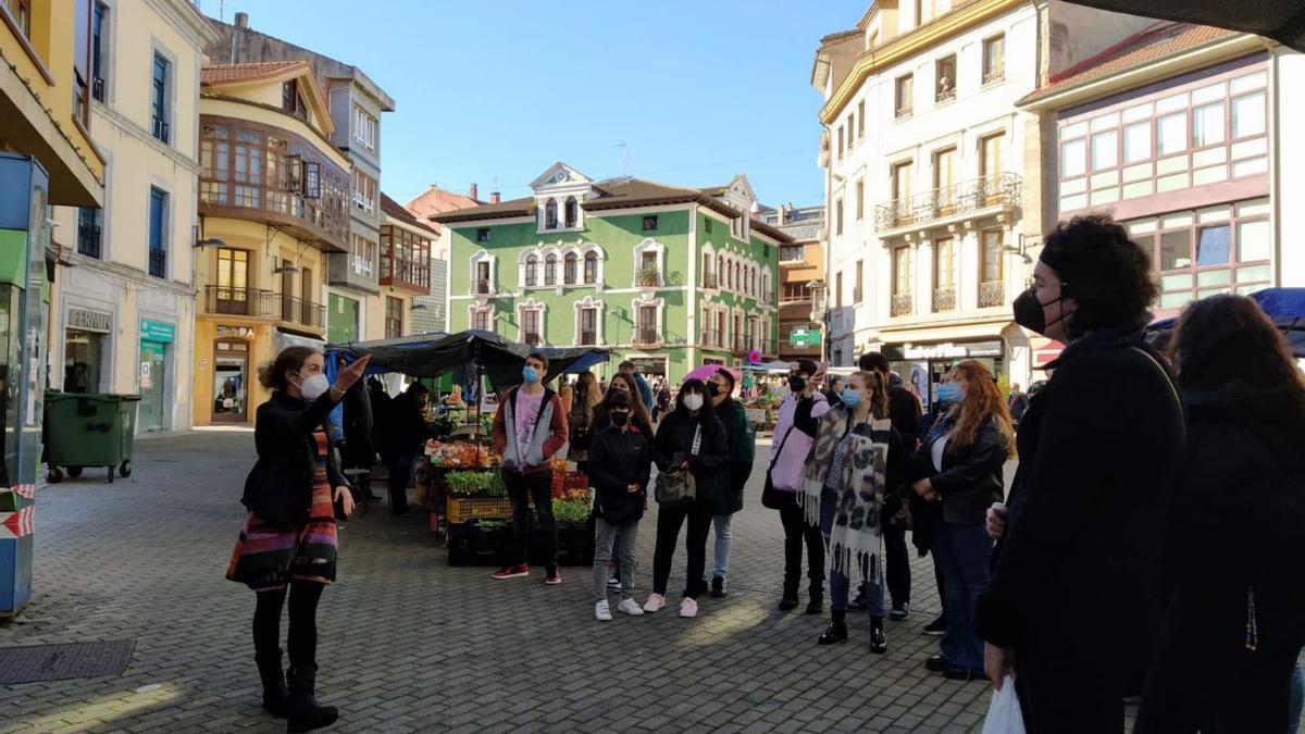 Laura Iglesias (a la izquierda), exalumna del Río Nora, en el centro de Grado, con un grupo de turistas. | R. L. P.