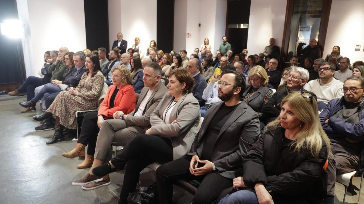 Miguel Millana y Ángel Franco, separados en segunda fila en el acto de "presentación" de Rubén Alfaro en Alicante