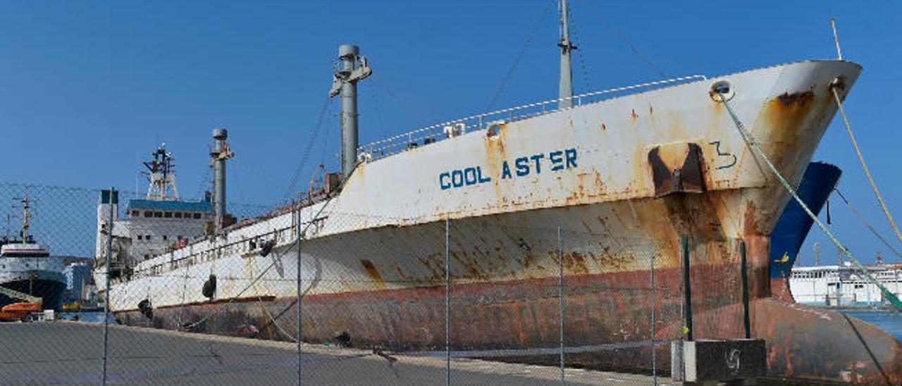 El barco &#039;Cool Aster&#039;, atracado en el muelle Sanapú del Puerto de La Luz.