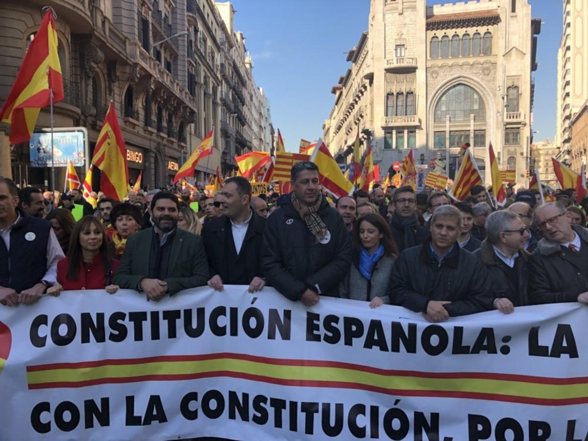 Albiol encabeza la manifestación en defensa de la Constitución, este miércoles, en Barcelona.