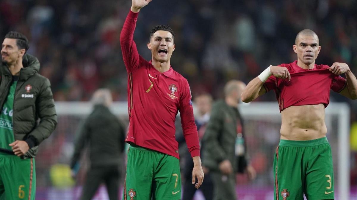 Cristiano Ronaldo, junto a Pepe, tras la clasificación de Portugal. |  // EFE