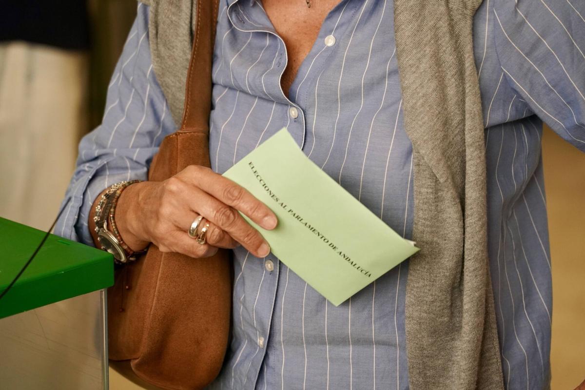 MLG 17-05-2026.-El candidato a la presidencia de la Junta de Andalucía, Juanma Moreno Bonilla, ejerciendo su derecho a voto en las elecciones andaluzas