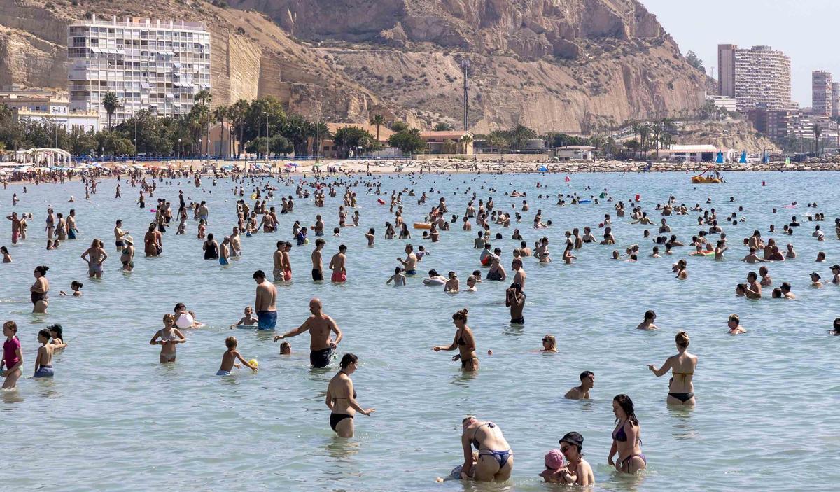 Así se refugia Alicante del calor tras superar los 40 grados en plena ola extrema Así se refugia Alicante del calor tras superar los 40 grados en plena ola extrema