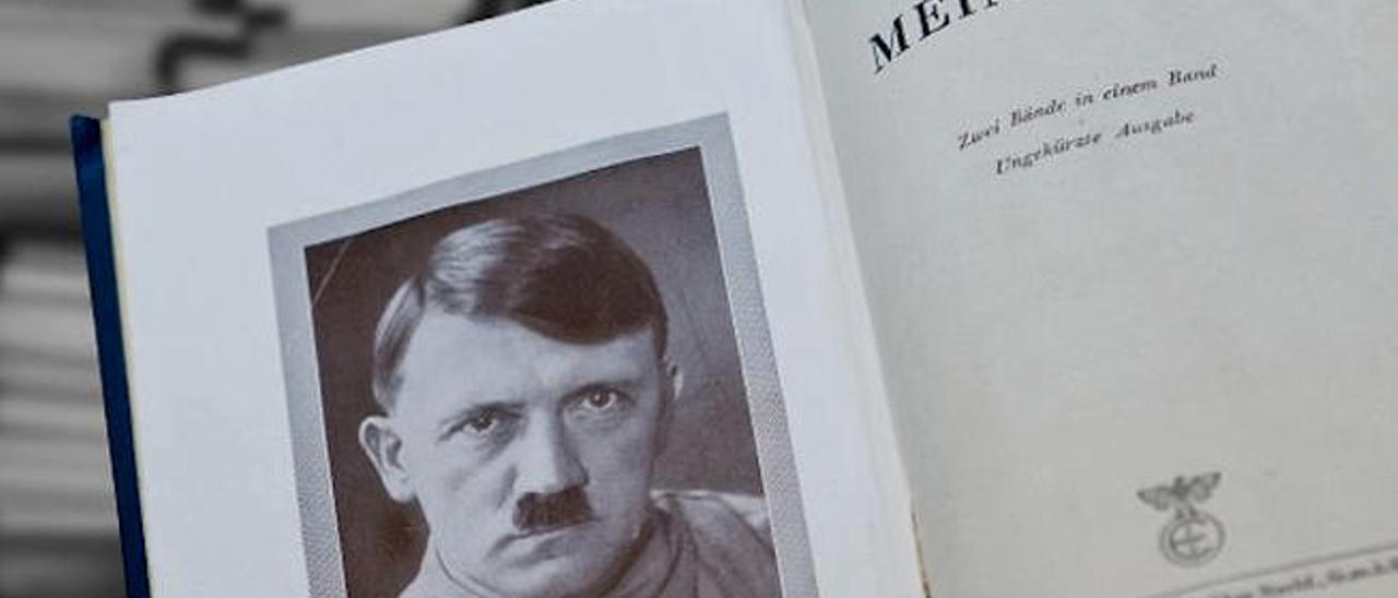 Un ejemplar de 1940 de &#039;Mein Kampf&#039; de Adolf Hitler.