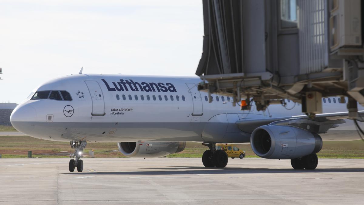 Un avión de Lufthansa en el aeropuerto de Manises