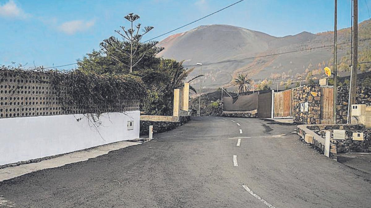 Carretera afectada por la erupción en Las Manchas.