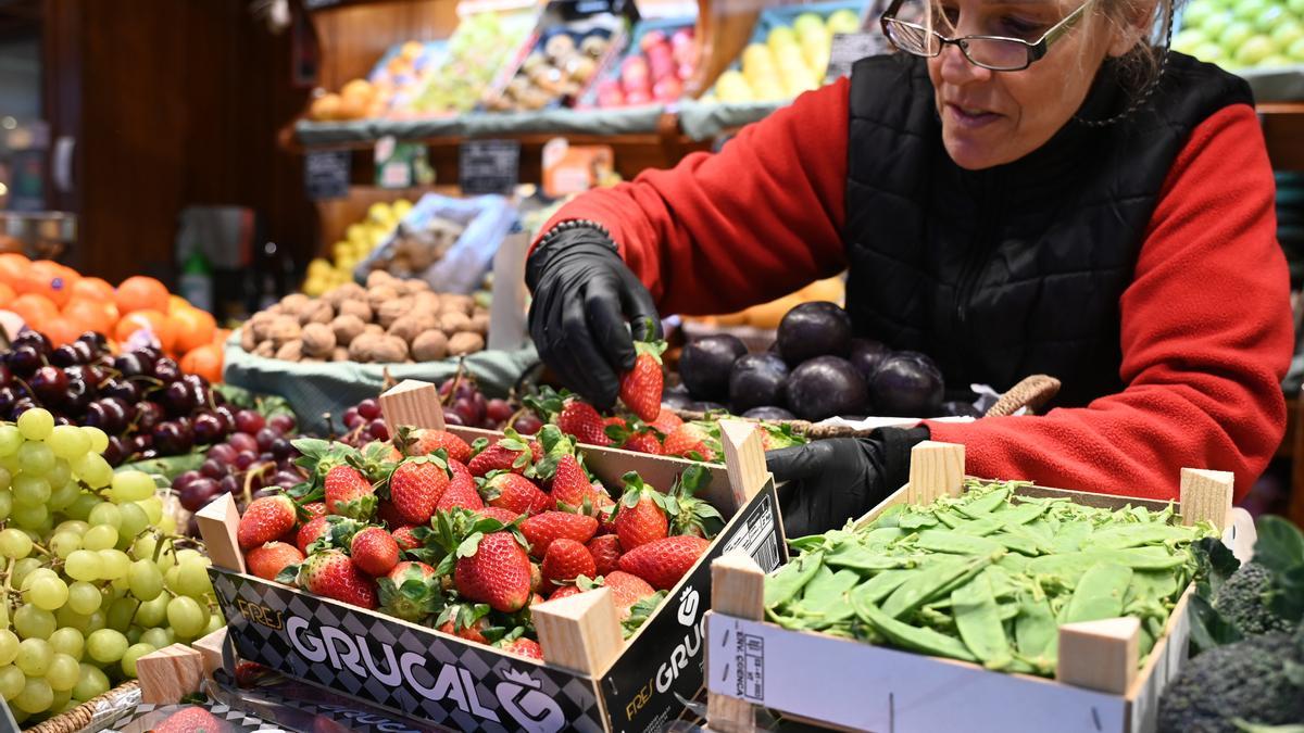 Barcelona. 04.02.2023. Sociedad. Fresones en la parada Molins en el mercado de la Concepció para reportaje/shorthand sobre frutas de temporada. Fotografía de Jordi Cotrina