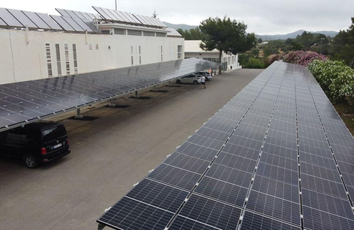 Pérgolas solares en el Arenal Petit de Portinatx. | ASJ