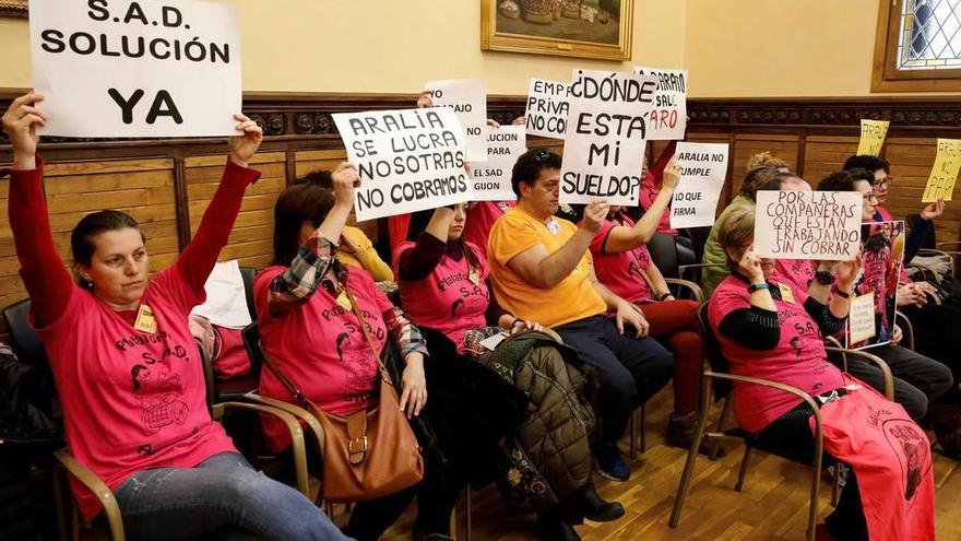 Personal del servicio de ayuda a domicilio, protestando durante el Pleno.