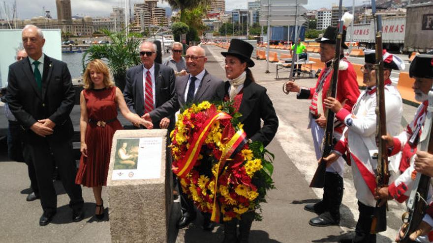 Ledesma, Dávila, Sánchez, Suárez y una actriz en el papel de Humboldt depositaron una corona de flores en el monolito.