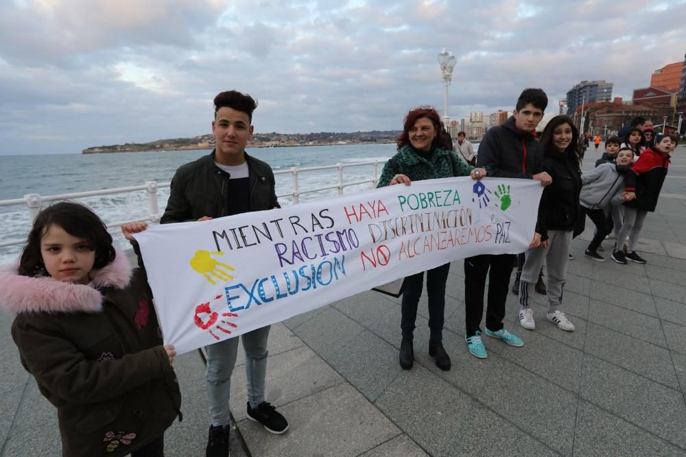 Cadena humana contra el racismo en Gijón.