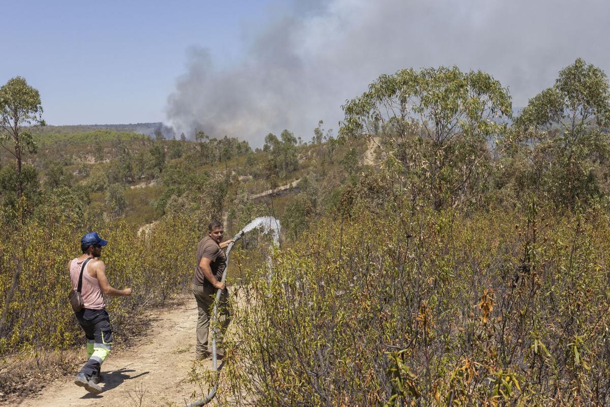 Vecinos trabajan en las labores de extinción del incendio. Vecinos trabajan en las labores de extinción del incendio.