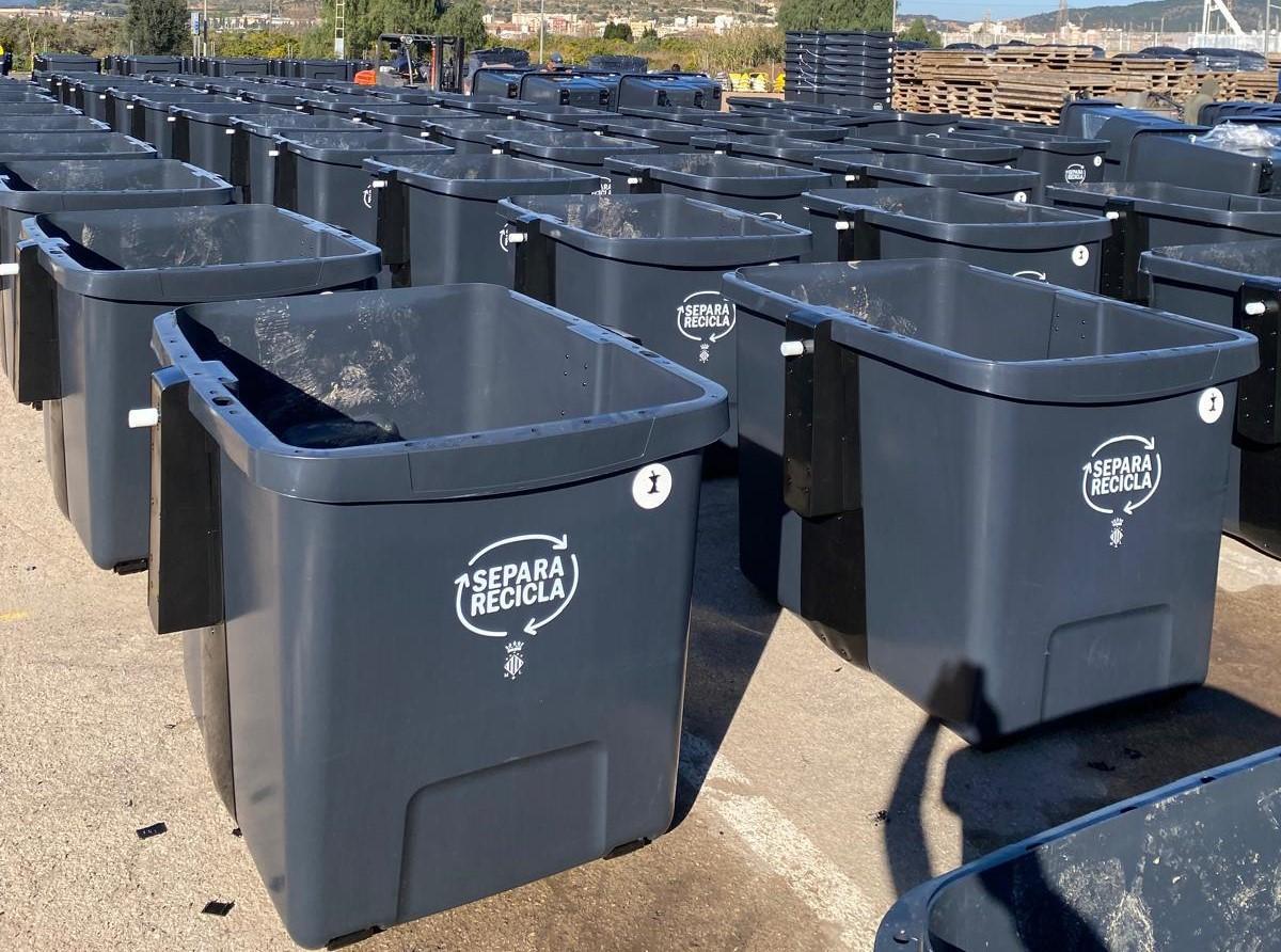 Contenedores nuevos listos para su instalación.