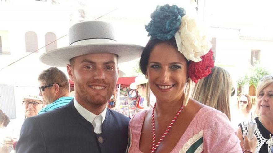 Joaquín Martín, vestido con el traje corto en una romería en su pueblo.