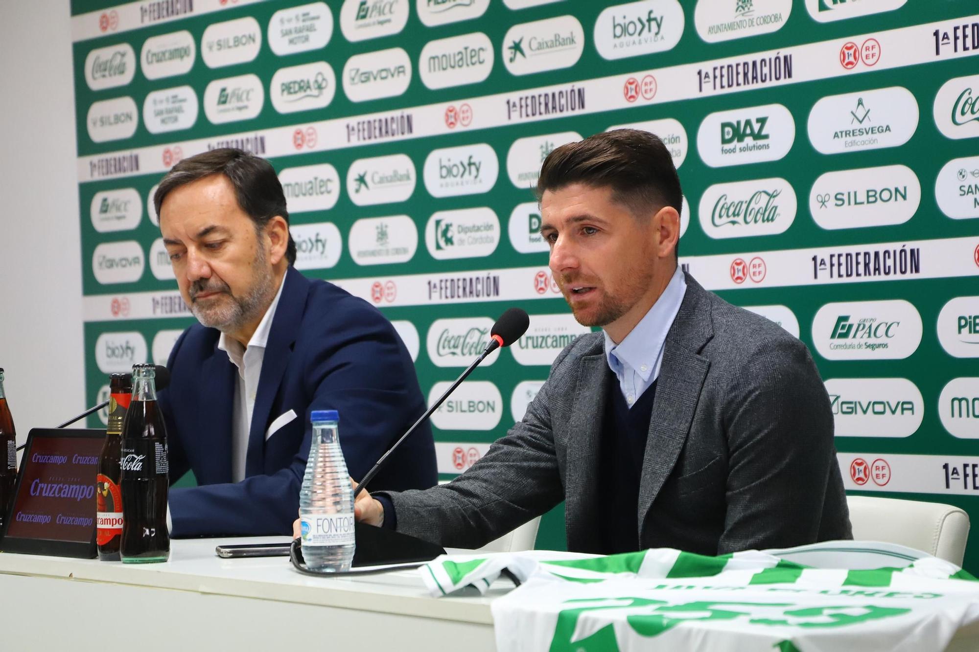 Javi Flores junto a Antonio Fernández Monterrubio en su presentación en la vuelta al club donde se incorpora a la secretaría técnica