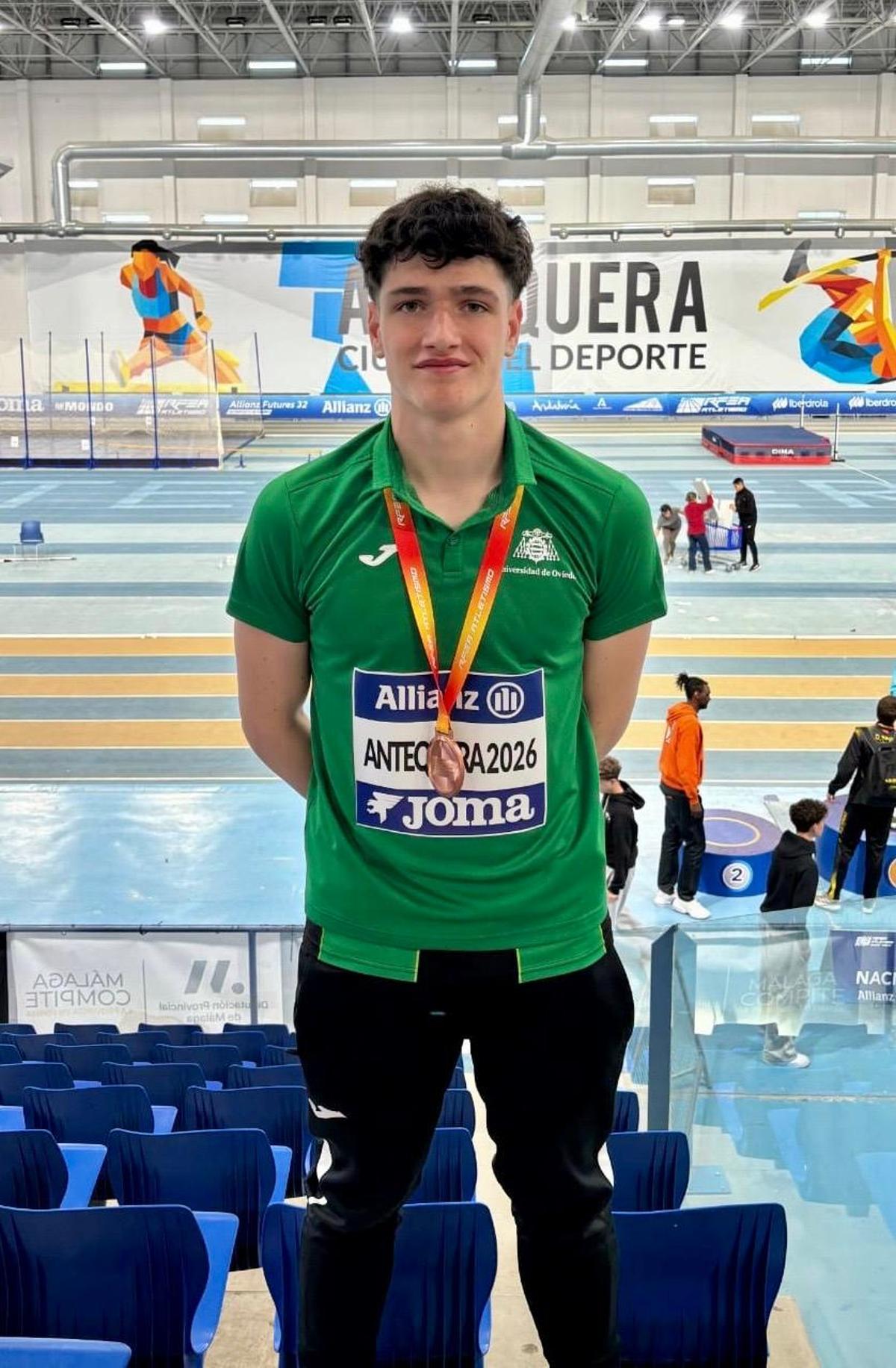 Pablo Menéndez, con la medalla de bronce en héptatlon