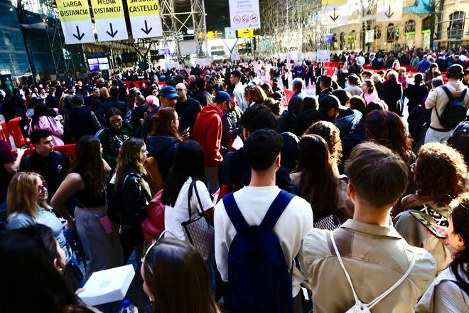 Imágenes de la Estación del Norte colpasada después de más de 3 horas de la mascletà